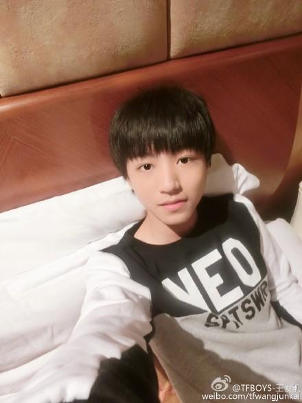 TFBOYS队长王俊凯深夜自拍超Q 盘点小鲜肉王