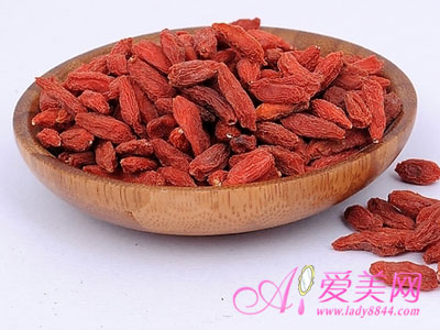 养生保健:枸杞子泡水喝有4大养生功效