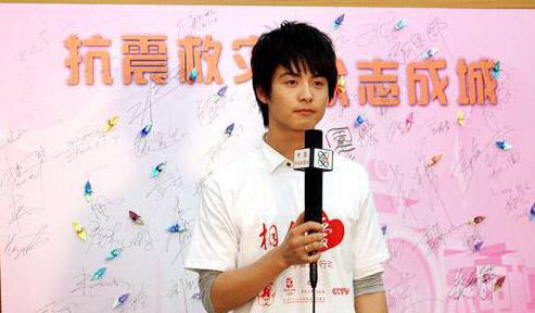 他身世凄惨,5岁丧母后遭父亲抛弃,如今红火却