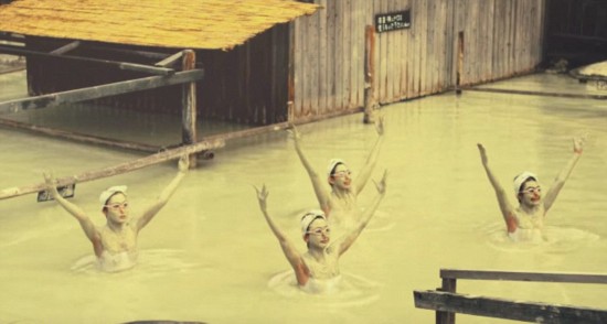 日本九州岛温泉请花样游泳美女水中起舞吸引游