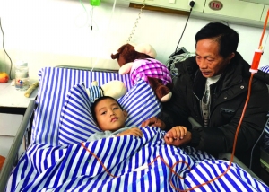 320国道弋阳段发生一起交通事故 7岁男孩被货