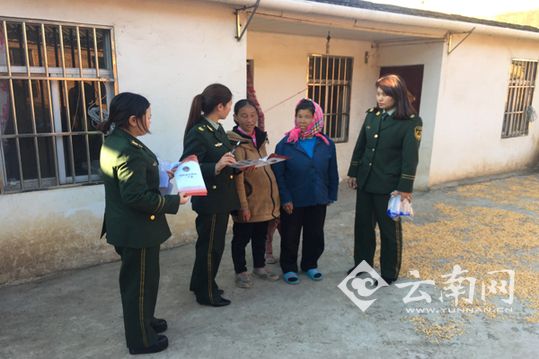 消防知識進家庭 群眾圍觀學防火