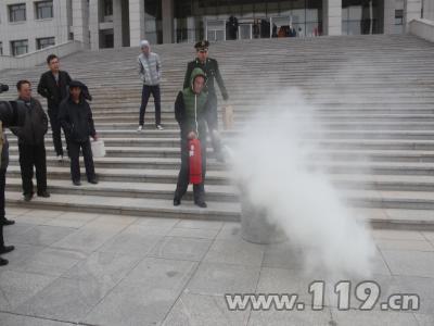 講解滅火器使用方法