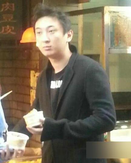 王思聪户部巷街边吃小吃 身边的妹子不是网红