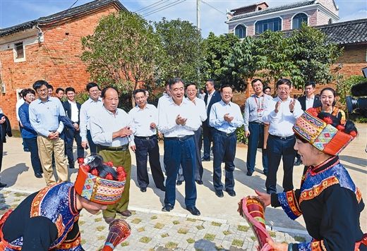 汪洋:开展农村人居环境整治 提高新农村建设水