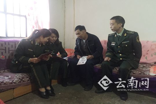 消防知識進家庭 群眾圍觀學防火