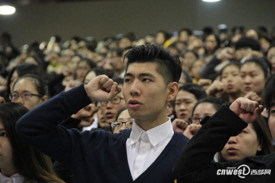 西安805名中小学教师宣誓入职 从18000多人选