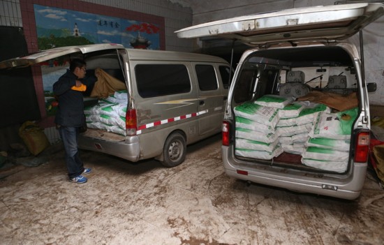 西安一民房内暗藏黑作坊 5天卖23吨假盐(高清