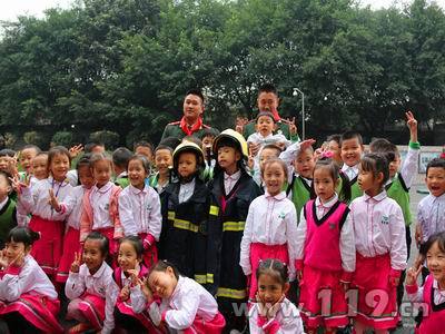 消防官兵幫助“萌娃”們合影