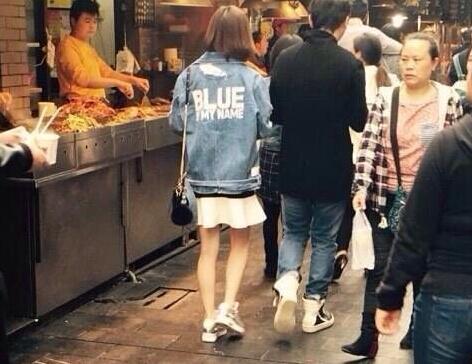 王思聪身边妹子又换了 接地气!国民老公开豪车