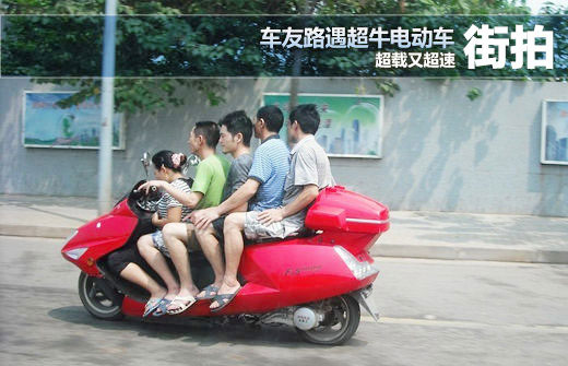 南宁云景路惨烈车祸:疑似酒驾小车撞散电驴夺