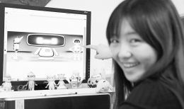 这是工作人员展示不同版本的“快笔小新”设计草图11月5日摄。智能化时代，机器人正在越来越多的领域解放人的体力和脑力，写作也不例外——在84岁生日来临之际，中国国家通讯社新华社正式推出机器人写稿项目。机器人写稿是新华社在互联网时代，通过研究大数据在信息生成领域应用的可行性，推进业务与技术深度融合，更好地履行国家通讯社职能的有益探索。