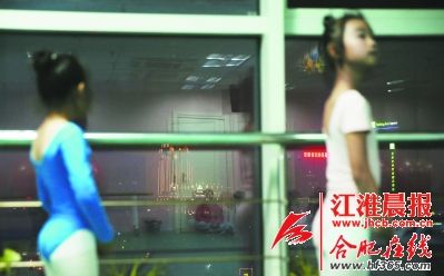 女生芭蕾v女生女孩用什么图片