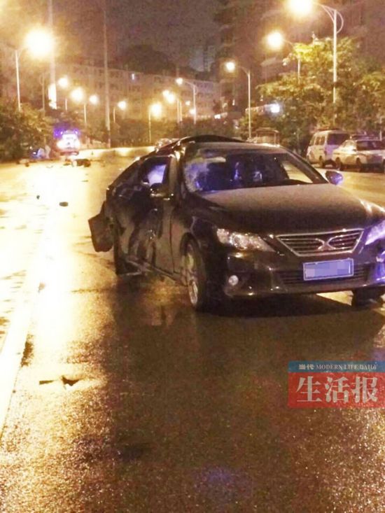 南宁云景路惨烈车祸:疑似酒驾小车撞散电驴夺
