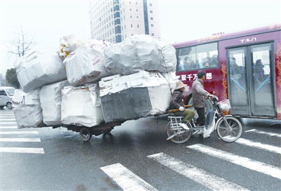 南宁云景路惨烈车祸:疑似酒驾小车撞散电驴夺