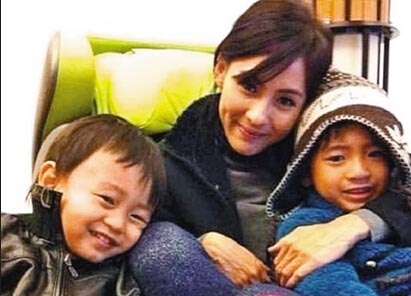 张柏芝带儿子游迪士尼 林青霞刘亦菲张柏芝等