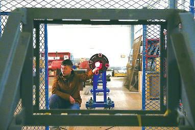 沖擊動力學試驗室的主要功能:1、為材料動態力學性能測試（航空金屬材料及復合材料的動態力學性能），為數值仿真提供材料性能輸入，提高仿真計算的准確與可靠度﹔2、動態沖擊試驗，主要是航空結構的抗鳥撞試驗。原文配圖：實驗現場。