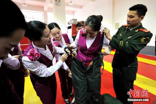 列车动姐化身消防员 学习消防安全知识(高清