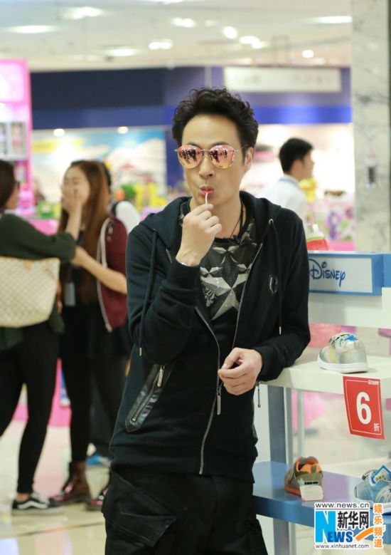 吴镇宇化身大BOSS 戴彩色墨镜叼棒棒糖爆笑