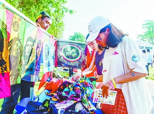 两天三万人“草莓”嗨爆集美30多组重磅乐队和艺人轮番登场