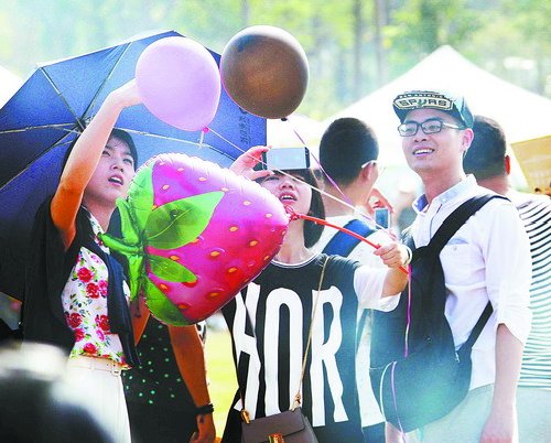 两天三万人“草莓”嗨爆集美30多组重磅乐队和艺人轮番登场