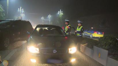 交警查酒驾 宜宾多名醉男变跑男强行冲关(图