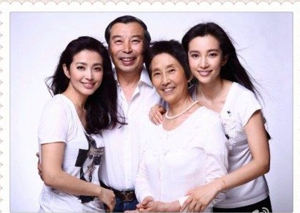 胡军为九儿庆生晒成长照自称女儿奴 曝明星罕见全家福