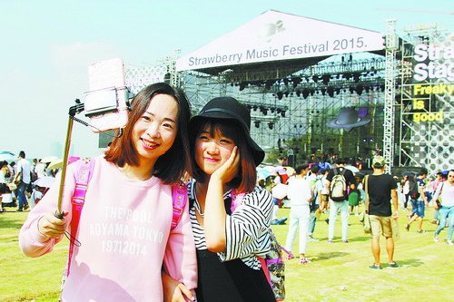 两天三万人“草莓”嗨爆集美30多组重磅乐队和艺人轮番登场