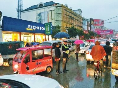 商丘虞城县一民警大雨中执勤 路过女子为其撑