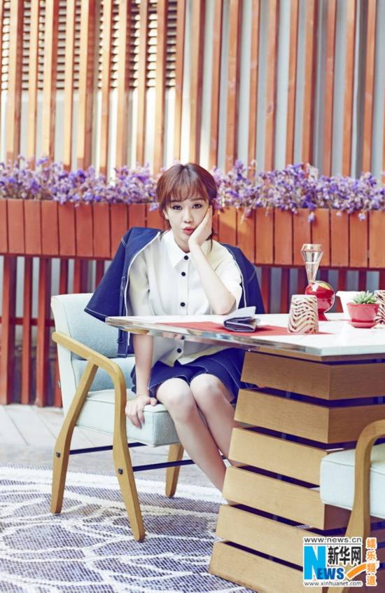 西施张檬曝清新OL写真 甜美诠释职场时尚(组