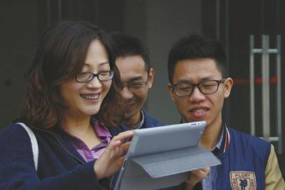 大学教师6年请学生吃700顿午餐 地点随学生挑