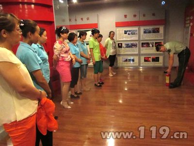消防官兵講滅火器用法