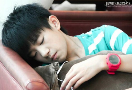 易烊千玺的爸爸是霸道总裁?tfboys的收入家庭