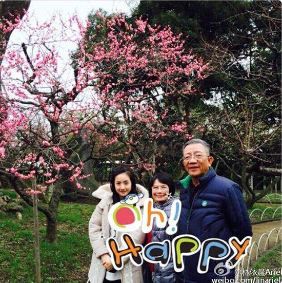  陈赫晒 与 父母合影 上头条:孝为先常回家看看陪