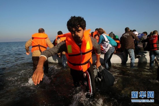 叙利亚和阿富汗难民抵达前途未知的彼岸(高清