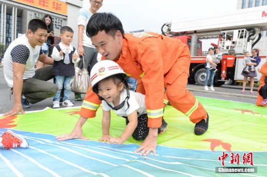 幼儿园萌宝走进北京消防局