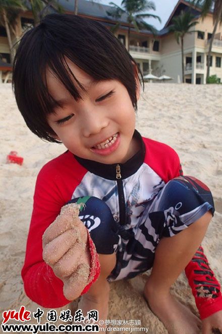 黄磊爱女学化妆表情认真 盘点星二代萌娃的日