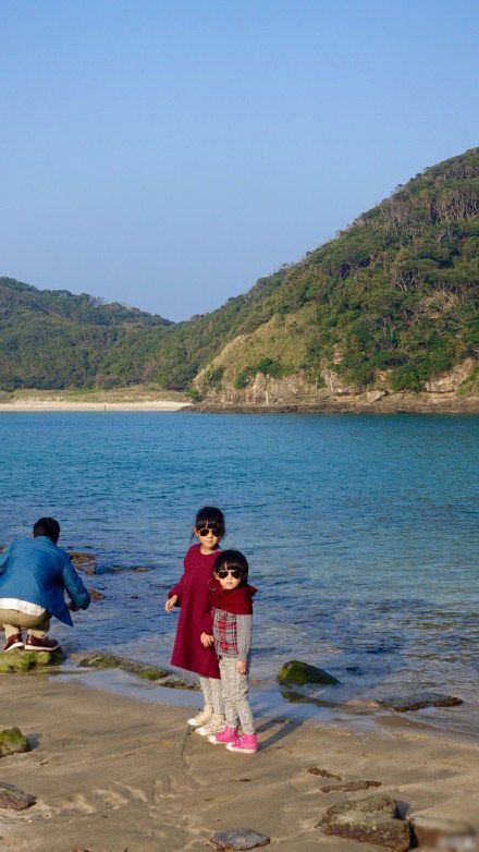 陆毅带两女儿海边玩耍 贝儿牵手妹妹似套娃(