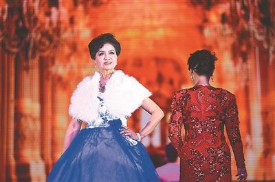 世界旅游小姐金色使者江苏开赛 72岁阿姨上T台