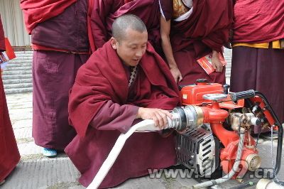 僧侣体验消防四个一活动