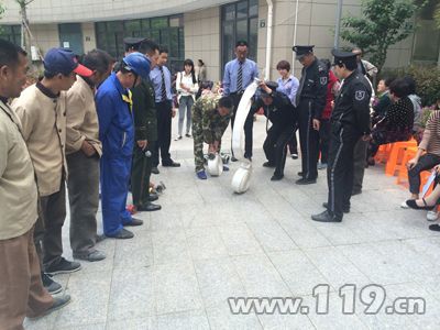 讲解灭火器使用方法