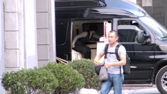 赵丽颖短发军装风大胆改变风格 蹲地显疲惫上