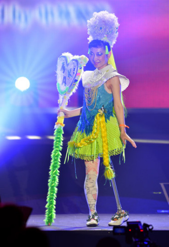 东京举行断臂维纳斯T台秀 展别样风采(图)