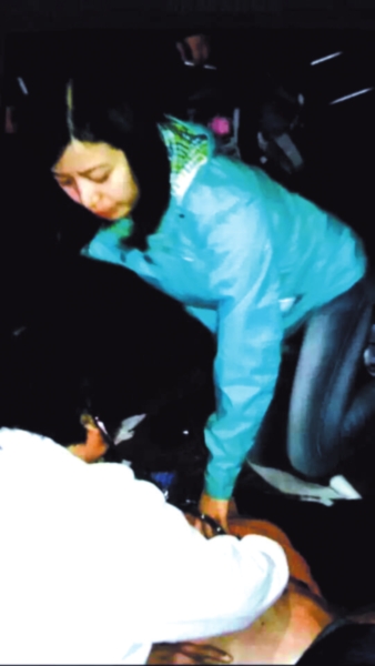 苏州护士旅游遇老人窒息 跪地急救挽回生命