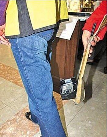 男游客戴长假发乔装进女浴场拍照 称风景非常