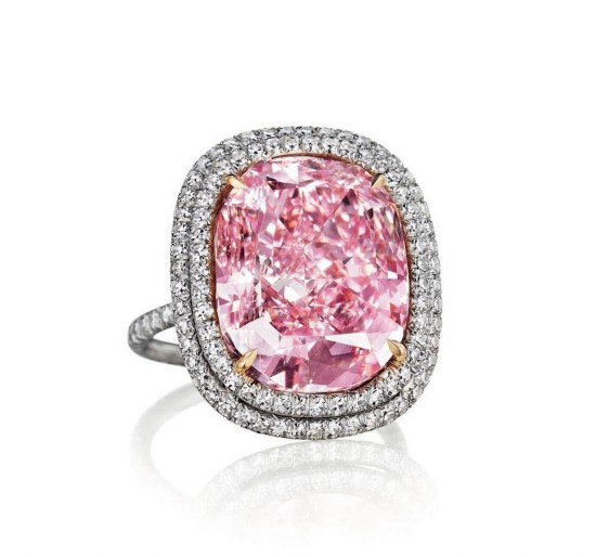 香港富豪刘銮雄斥资1.8亿拍下稀世粉钻送给爱