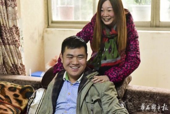 独臂快递哥晚上兼职月入3万:男人是山,撑起一