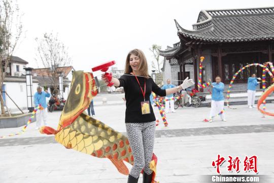 外国友人走进江苏高邮老街 访驿站抖空竹感受