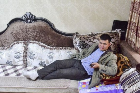 独臂快递哥晚上兼职月入3万:男人是山,撑起一