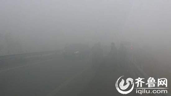 山东12日多地遭重度雾霾 100余收费站临时封